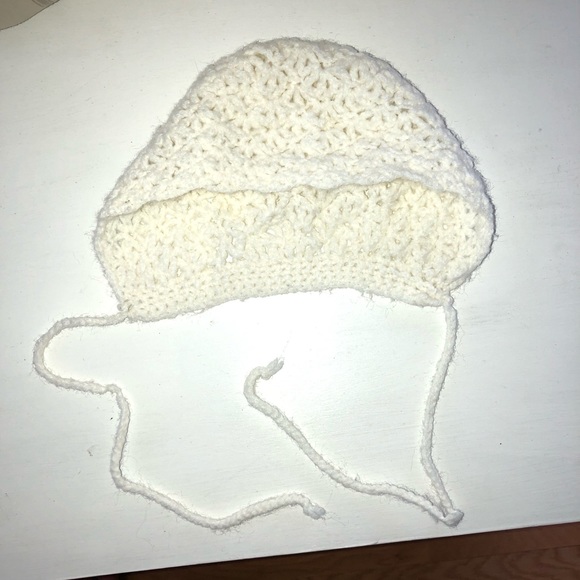 Hand knit baby bonnet in a creamy white color - Picture 5 of 8